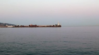 Gemiden deniz yüzeyine ve iskele sinyal şamandırasına bakın.