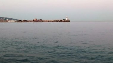 Gemiden deniz yüzeyine ve iskele sinyal şamandırasına bakın.