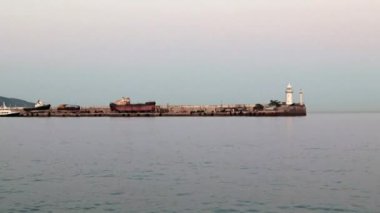 Gemiden deniz yüzeyine ve iskele sinyal şamandırasına bakın.
