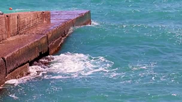 Волны Моря Старый Бетонный Пирс — стоковое видео