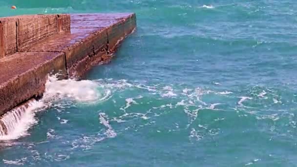 Fale Morza Stare Betonowe Molo — Wideo stockowe