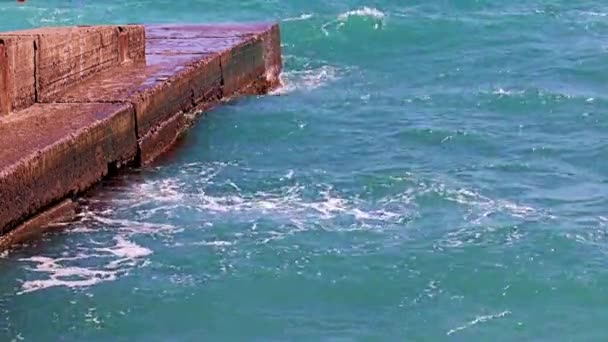 Хвилі Моря Старий Бетонний Пірс — стокове відео