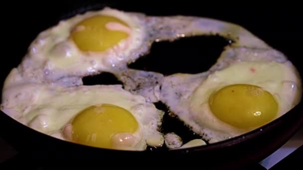 Préparation Œufs Frits Frais Pour Petit Déjeuner Matin — Video