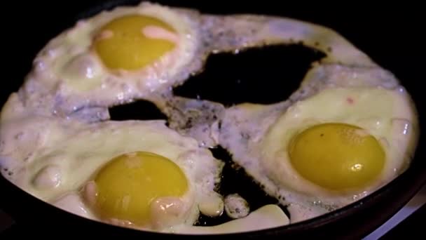 Příprava Čerstvých Smažených Vajec Ranní Snídani — Stock video