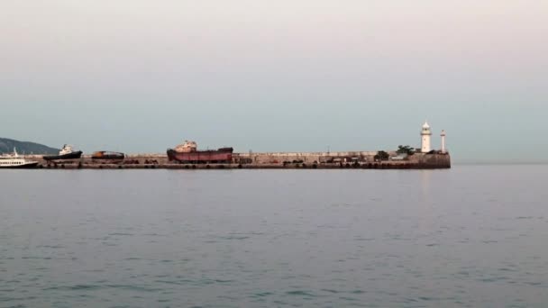 Vista Desde Barco Superficie Del Mar Faro Señal Del Puerto — Vídeos de Stock