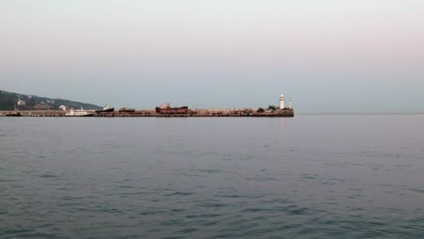 Zicht Van Het Schip Het Zeeoppervlak Het Baken Van Het — Stockvideo