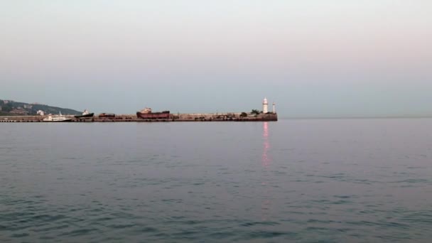 Zicht Van Het Schip Het Zeeoppervlak Het Baken Van Het — Stockvideo