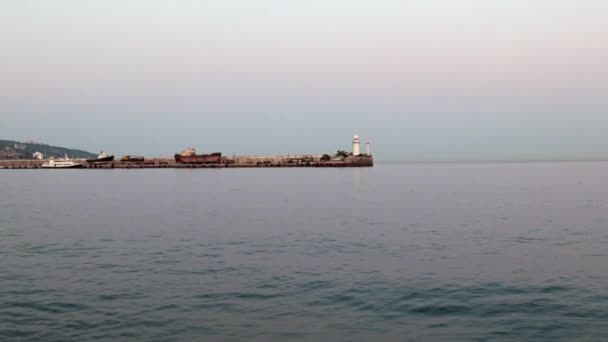 Вид Корабля Морську Поверхню Портовий Сигнальний Маяк — стокове відео