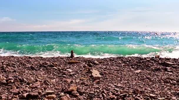 Pirámide Piedras Una Playa Guijarros Costa Del Mar Bajo Cielo — Vídeo de stock