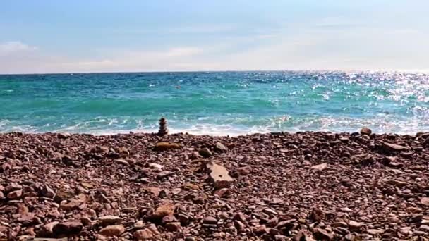 Pirâmide Pedras Uma Praia Seixos Costa Mar Abaixo Céu Azul — Vídeo de Stock