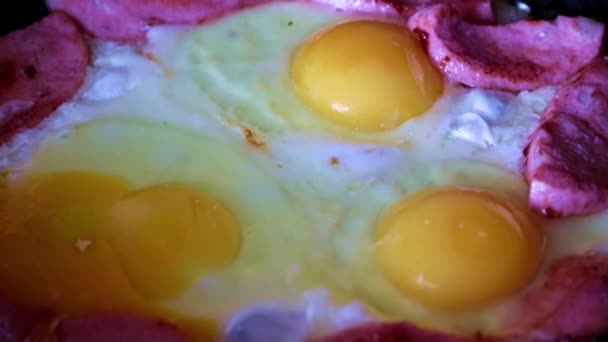 Matlagning Stekta Ägg Och Fet Korv Till Frukost — Stockvideo