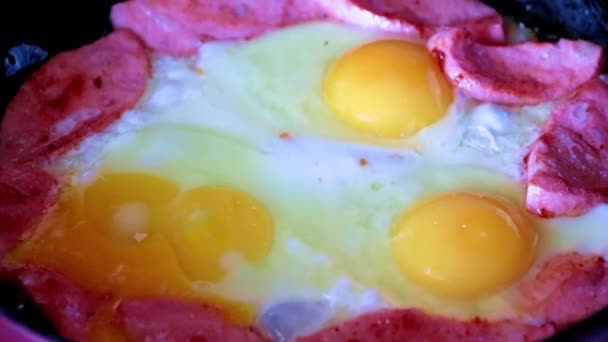 Μαγείρεμα Τηγανητά Αυγά Και Λίπος Λουκάνικο Για Πρωινό — Αρχείο Βίντεο