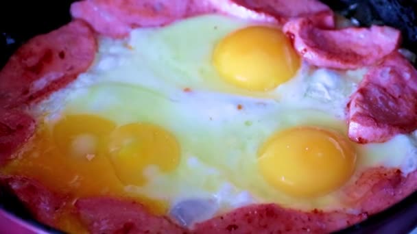 Cocinar Huevos Fritos Salchichas Para Desayuno Mañana — Vídeo de stock