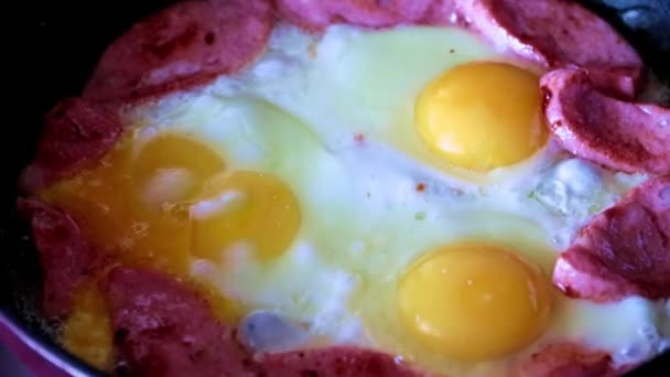 Matlagning Stekta Ägg Och Fet Korv Till Frukost — Stockvideo