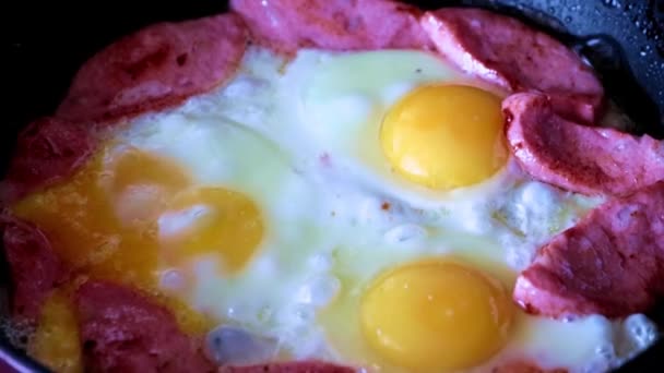 Kochen Von Spiegeleiern Und Fetter Wurst Zum Frühstück — Stockvideo