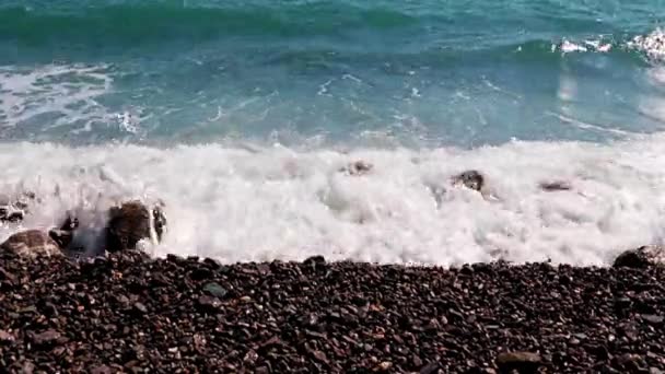 アクティブなレクリエーションのための場所として嵐の海波と小石のビーチ — ストック動画