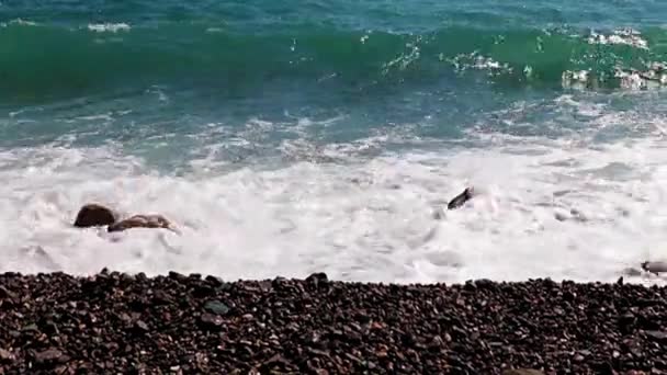 アクティブなレクリエーションのための場所として嵐の海波と小石のビーチ — ストック動画