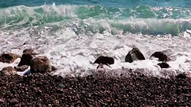 Olas Mar Tormentosas Una Playa Guijarros Como Lugar Recreación Activa — Vídeo de stock