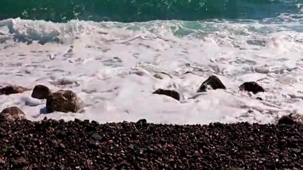 Burzliwe Fale Morskie Żwirowa Plaża Jako Miejsce Aktywnego Wypoczynku — Wideo stockowe