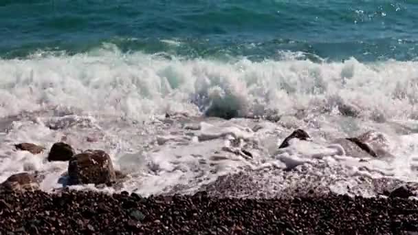 Onde Del Mare Tempestose Una Spiaggia Ghiaia Come Luogo Ricreazione — Video Stock