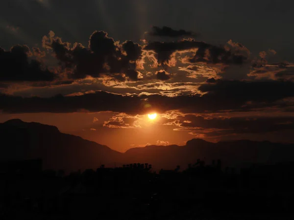 Stralen Van Zon Avond Wolken Aan Hemel Boven Daken Van — Stockfoto