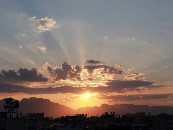 Stralen Van Zon Avond Wolken Aan Hemel Boven Daken Van — Stockfoto