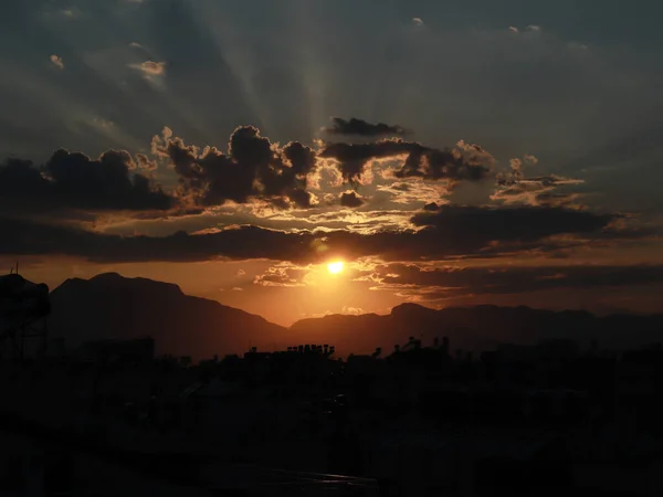 Stralen Van Zon Avond Wolken Aan Hemel Boven Daken Van — Stockfoto