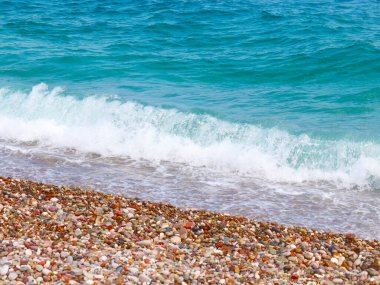 Bulutlu bir gökyüzünün altında dinlenmek için güzel bir sahil.