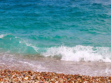 Bulutlu bir gökyüzünün altında dinlenmek için güzel bir sahil.