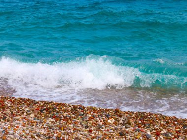 Bulutlu bir gökyüzünün altında dinlenmek için güzel bir sahil.