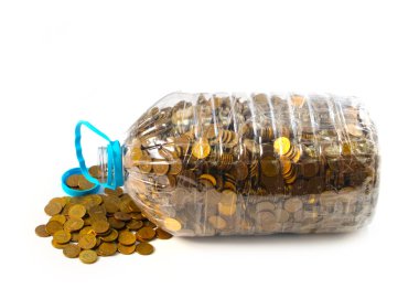 Plastik şişe Rus metal paralarıyla dolu. Ruble ise insanları korumak için.