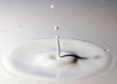 İçkinin yüzeyinde bir damla sıvı izi var.