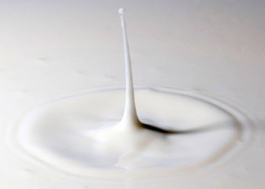 İçkinin yüzeyinde bir damla sıvı izi var.