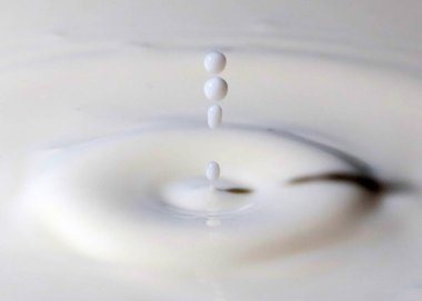 İçkinin yüzeyinde bir damla sıvı izi var.