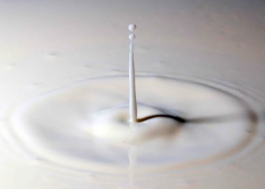 İçkinin yüzeyinde bir damla sıvı izi var.