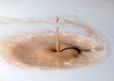 İçkinin yüzeyinde bir damla sıvı izi var.