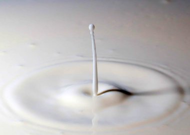 İçkinin yüzeyinde bir damla sıvı izi var.