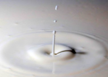 İçkinin yüzeyinde bir damla sıvı izi var.