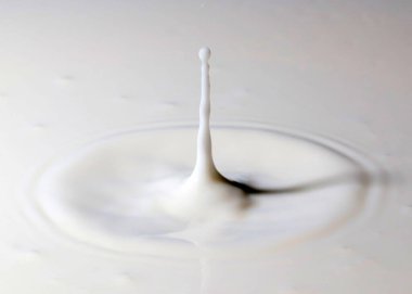 İçkinin yüzeyinde bir damla sıvı izi var.