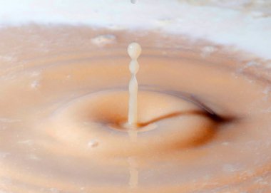 İçkinin yüzeyinde bir damla sıvı izi var.