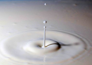 İçkinin yüzeyinde bir damla sıvı izi var.