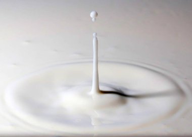 İçkinin yüzeyinde bir damla sıvı izi var.