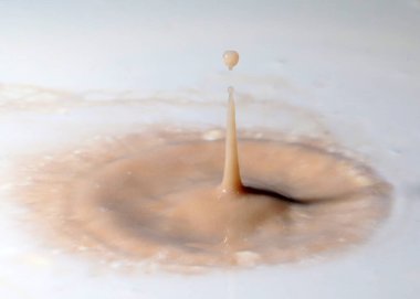 İçkinin yüzeyinde bir damla sıvı izi var.