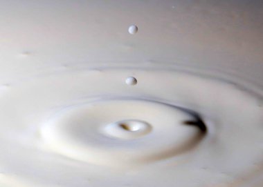 İçkinin yüzeyinde bir damla sıvı izi var.