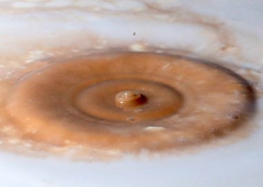 İçkinin yüzeyinde bir damla sıvı izi var.