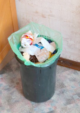 Yiyecek ve ev atığı dolu plastik bir kova.