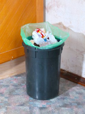 Yiyecek ve ev atığı dolu plastik bir kova.
