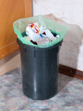 Yiyecek ve ev atığı dolu plastik bir kova.