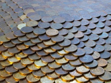 Piramit metal paralardan yapılmıştır. Rus rublesi, para biriminin istikrarının bir göstergesidir.