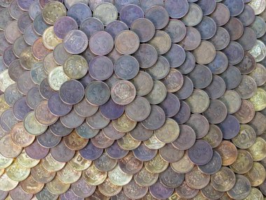 Piramit metal paralardan yapılmıştır. Rus rublesi, para biriminin istikrarının bir göstergesidir.